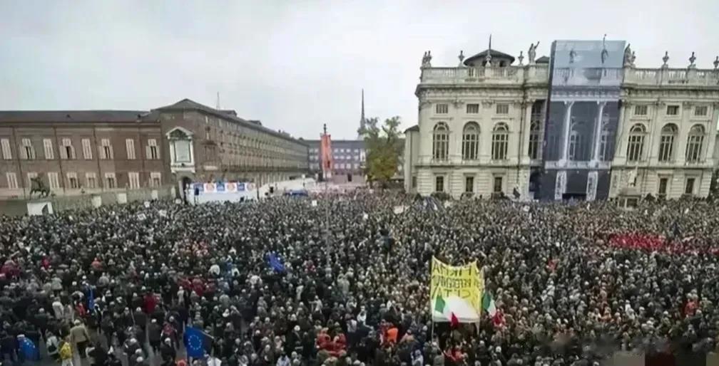 乌克兰头疼了！！数万民众走向街头，要求和平，反对继续战斗下去！！

历经一年多，