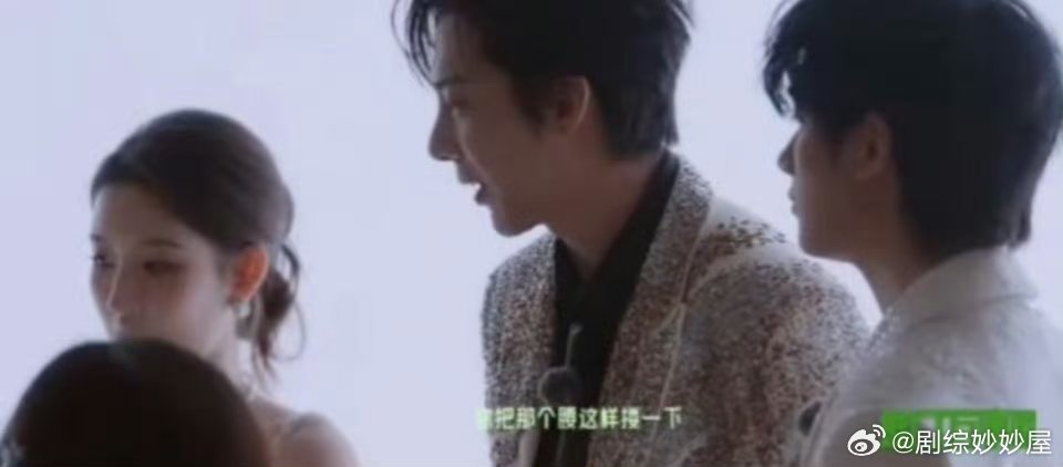 张凌赫帮金靖拽衣服显腰身张凌赫刘宇宁好懂金靖 金靖觉得衣服宽松，刘宇宁立马让她搂