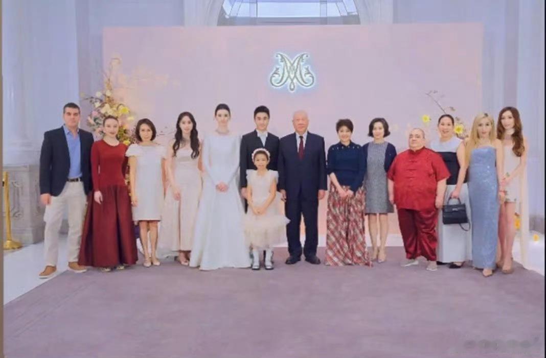 何猷君奚梦瑶未公开的答谢宴照片何猷君和奚梦瑶此前未公开的答谢宴合照曝光了！ 更难