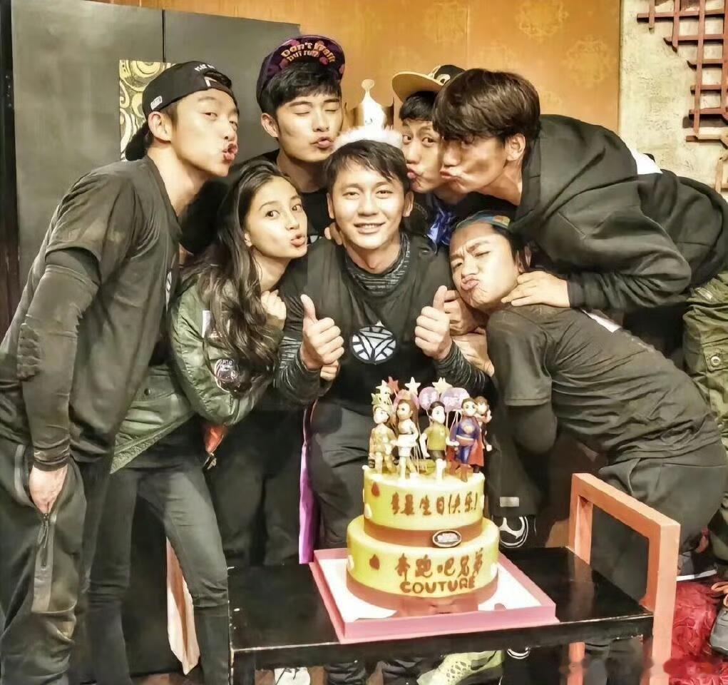 Angelababy郑恺陈赫李晨合影angelababy 初代跑男同框，瞬间梦回