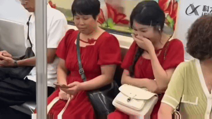 这种情况应该偷着笑，而不是笑的花枝乱颤。[笑哭]