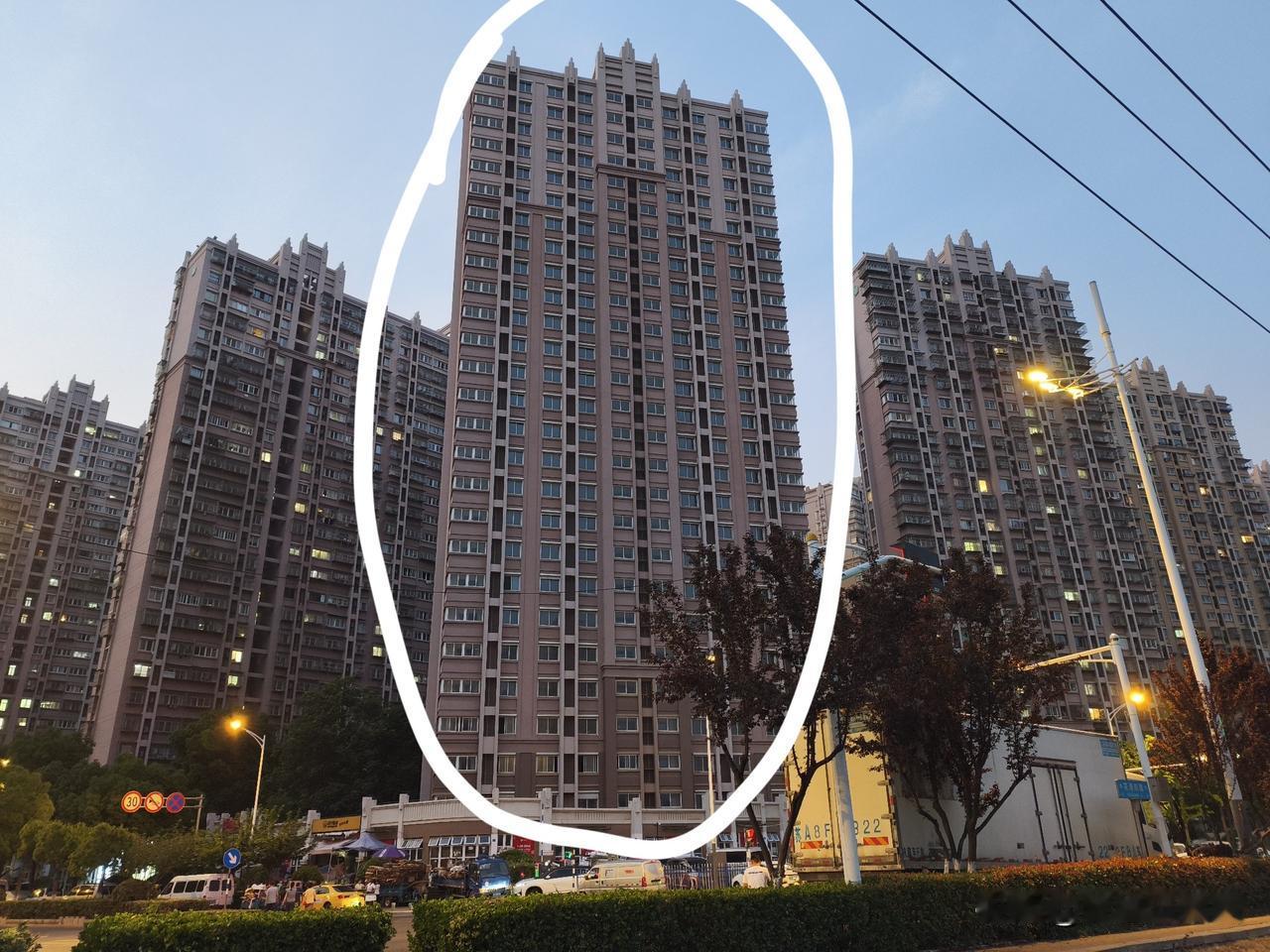 南京马群花港这里有一栋楼已经十几年了一直空着，不明白为什么一直空着没分配出去也没