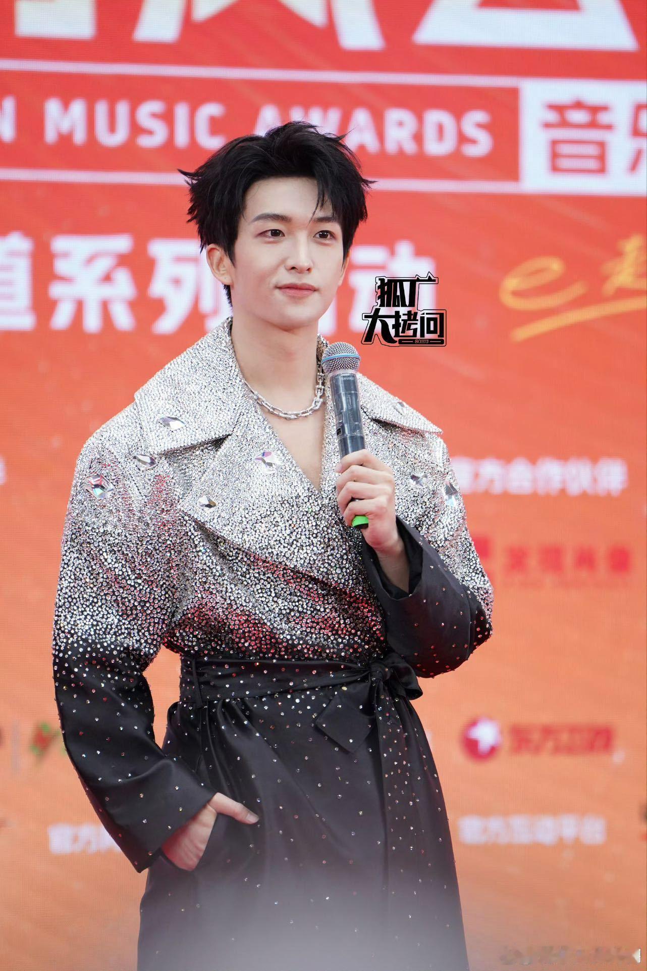 黄子弘凡穿得好闪 东方风云榜现场生图出炉，星光款穿搭很适配红毯，仪态大方，期待晚