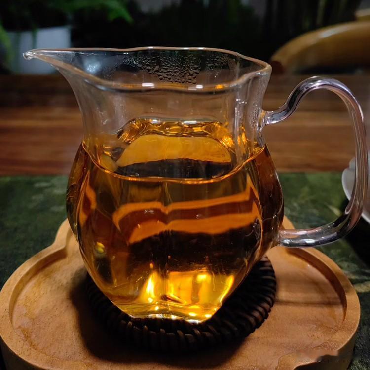 《茶晤赋·汉赋体》
若夫水汽氤氲，茶烟袅袅。于是薪燃于室，泉沸于瓯。喧尘碎于此境