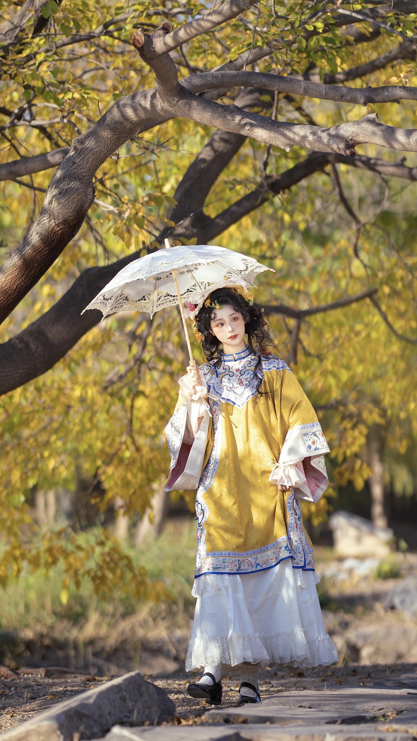 拍了国风洋娃娃。出镜：许微白 妆造：小川 不是天赋型选手，成不了艺术家...