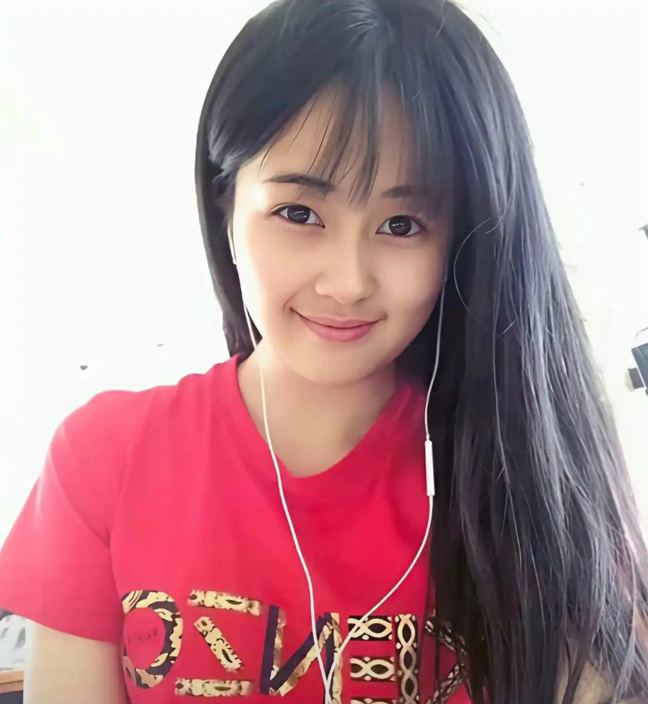 这是白鹿之前的样子吗？ 感觉和现在长的有点不像 