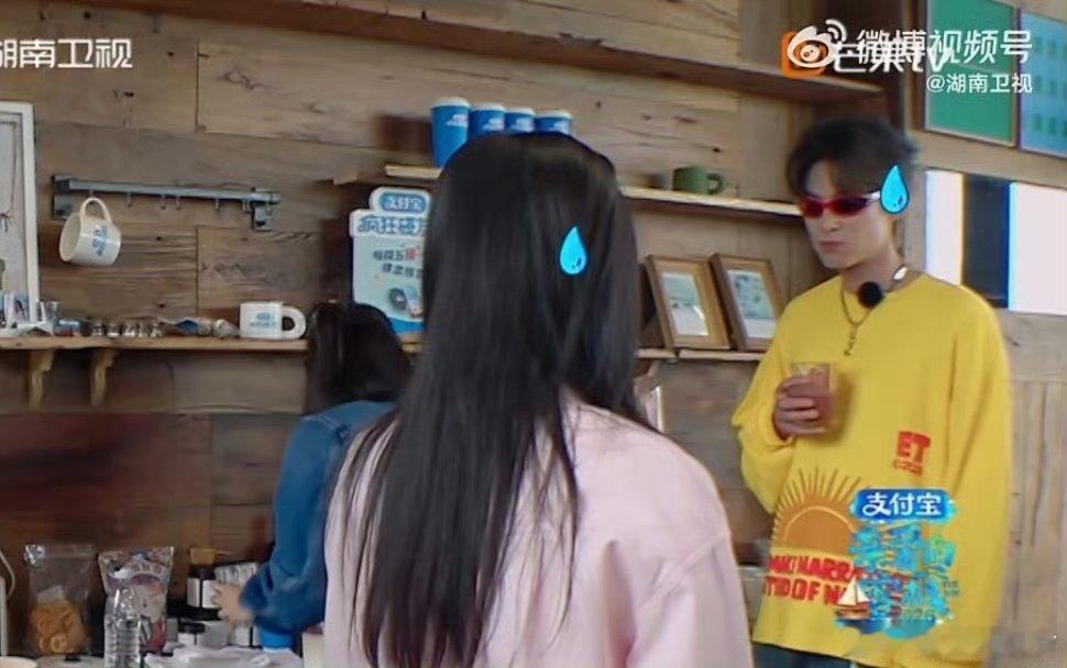 王鹤棣沈月一喝一个不吱声亲爱的客栈一口下去直接沉默，这反应我能看一百遍 