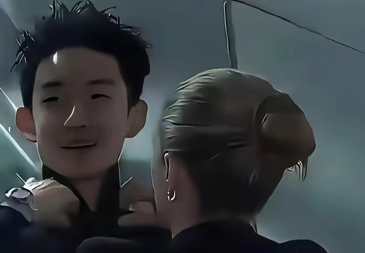 军功章上也有她的一半，塔季杨娜看到吴宜泽领带歪了主动帮助整理

球员通道里有个小