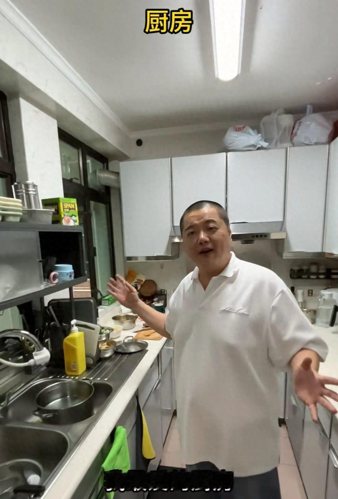 4月10日，林子聪被网友怼上了热搜！起因是他发了一段视频，带着网友逛自己香港的家