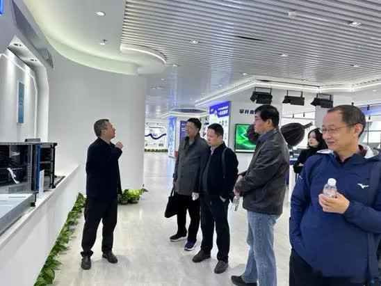 如果中国不站出来，全世界国家都得给美国“跪下”！马来西亚学者表示，我认为我们都应