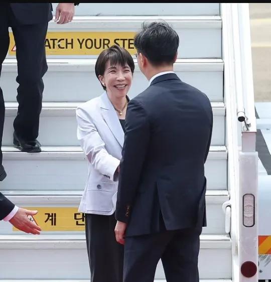万万没想到，日本人跑到韩国抱团去了就在5月19日，日本首相高市苗抵达韩国与韩国总