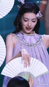 张艺上一公咏春造型 哇哦！张艺上一公的咏春造型太惊艳眼球了！她身着咏春服饰，在灯