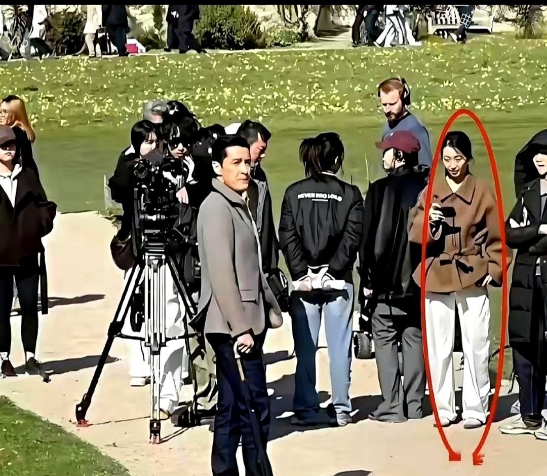 胡歌老婆黄曦宁，被拍到全程陪着他在青海拍戏。

高原上，胡歌一身巡山队长的戏服，