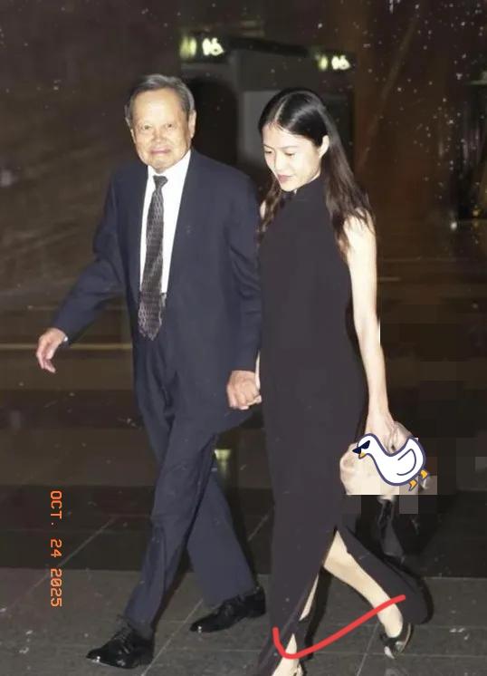 作为一个物理科学家，杨振宁icon有两点令人惊讶！
1.在国外生活了60多年，8
