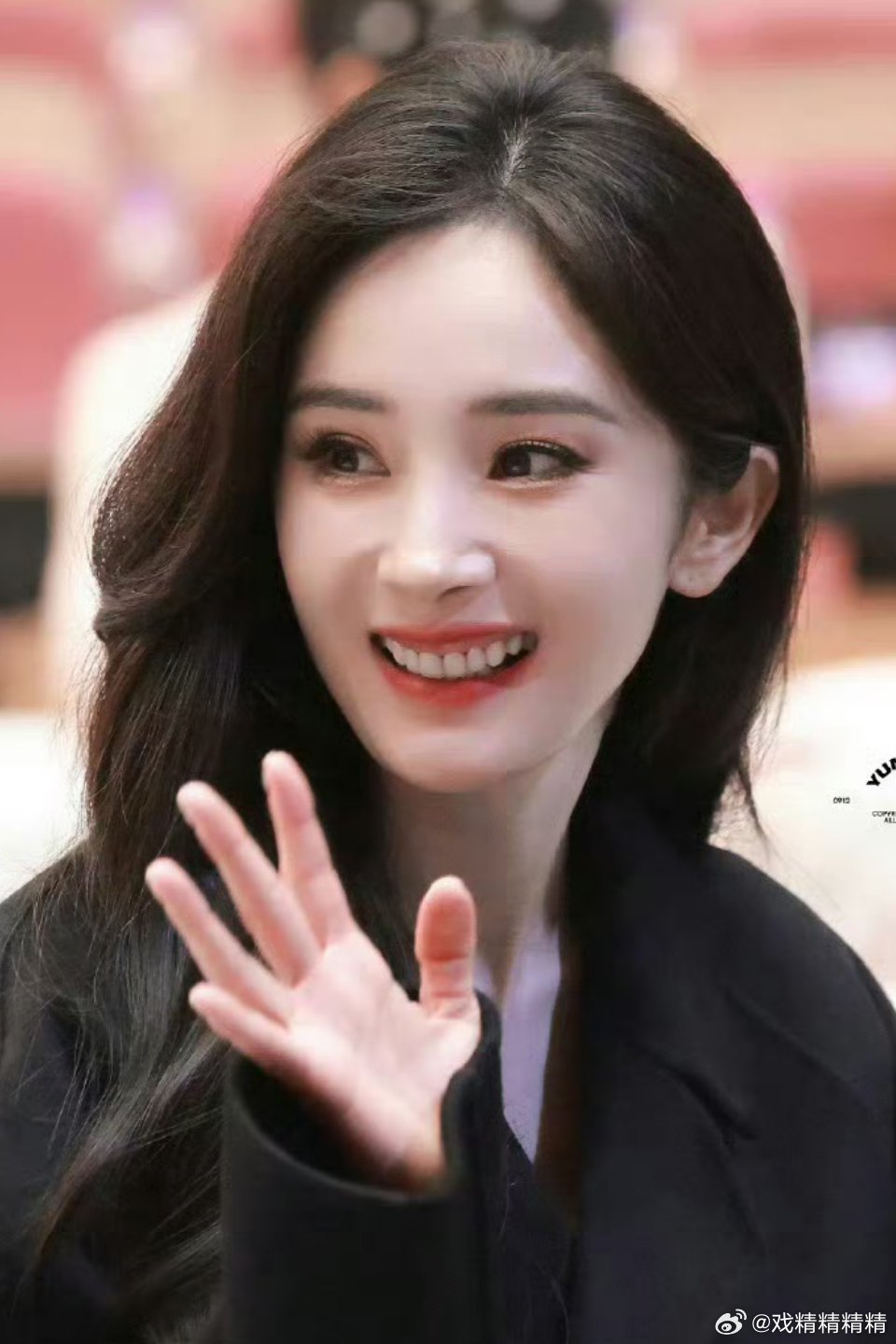 杨幂甜甜月牙笑天呐，美女的牙咋了？