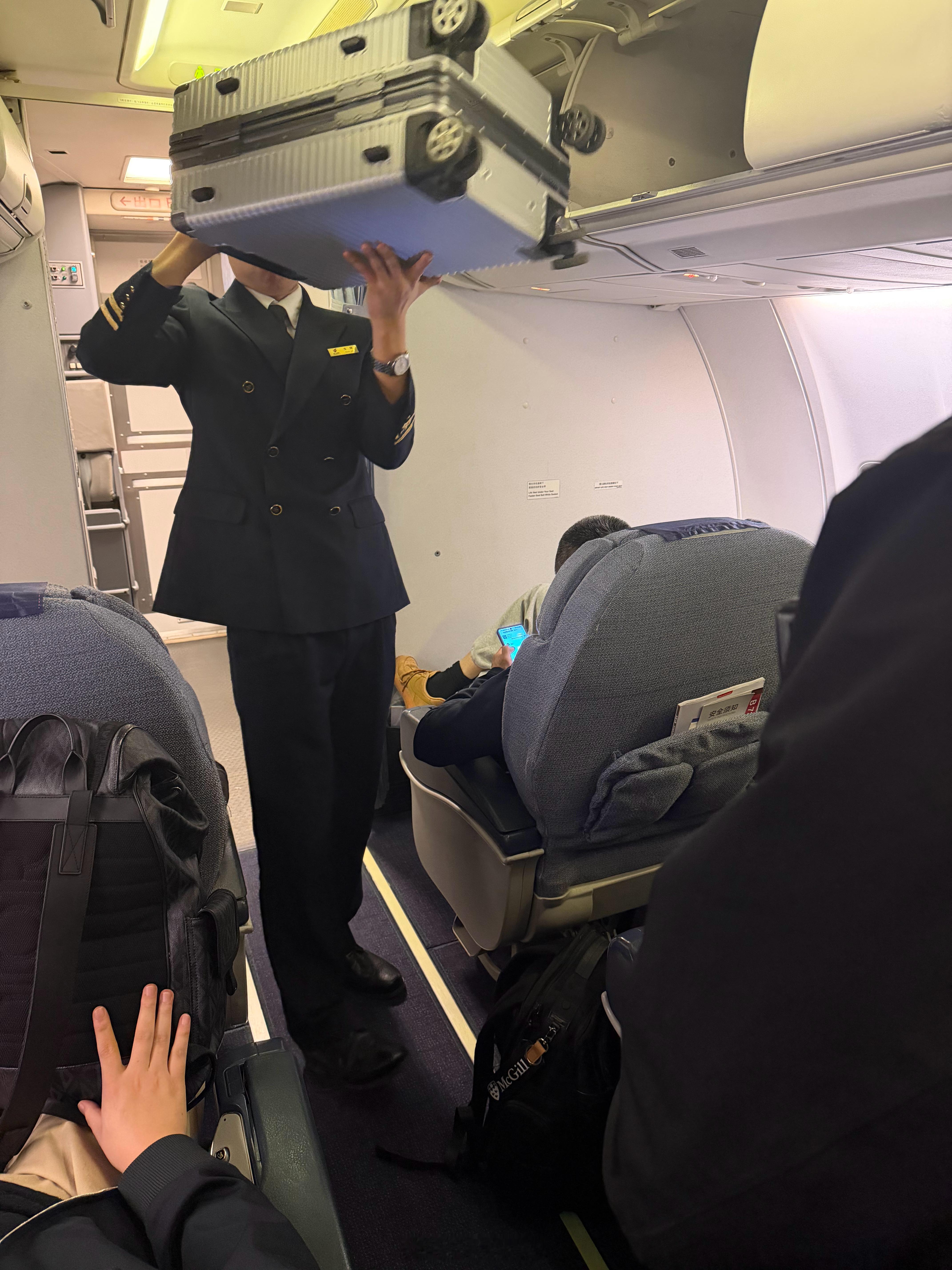 之前因税务问题被罚款247万的车评人陈震，人家跑去珠海学开飞机了。上周我还跟他乘