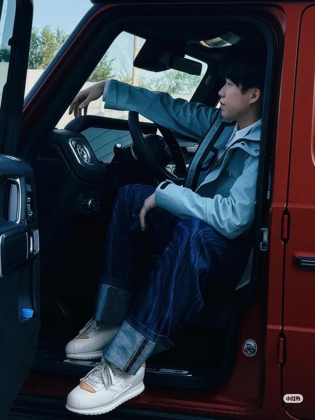 王楚钦晒帅照，真的太帅了。
王楚钦也是国乒公认的帅哥，不仅帅气，而且球技还好，在