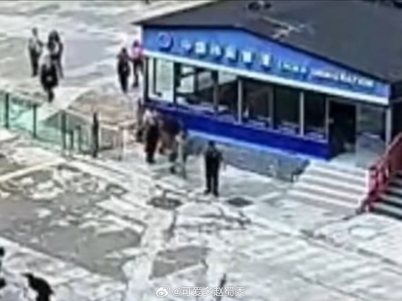 吉隆口岸泥石流袭来前，仍在指挥人群撤退的这位民警，他叫黄棚。 ​​​