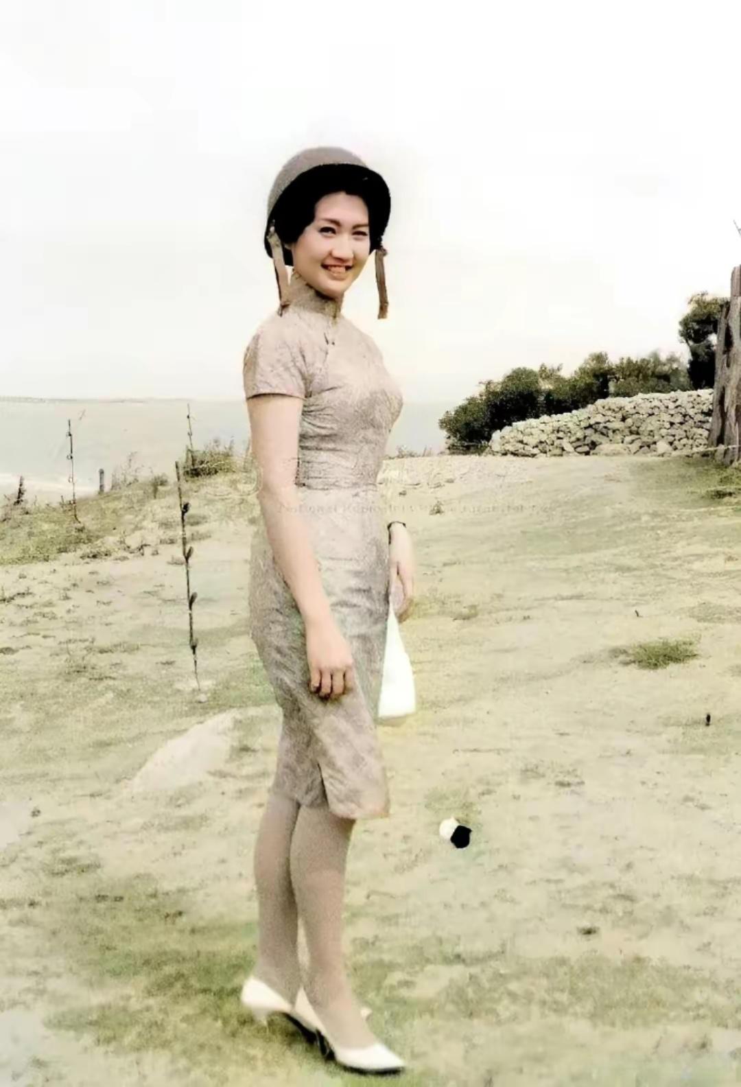 这个端庄秀丽的女子，19岁时获得台湾“中国小姐”选美冠军，并以优异的成绩考入台湾