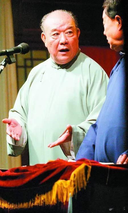 相声名家，相声泰斗马三立弟子，尹笑声说：当年我在东兴市场连兴茶社演出，我师父有事