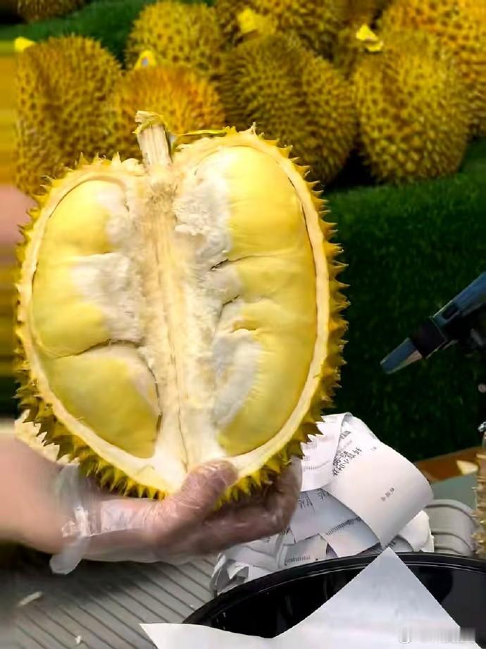 泰国榴莲正在疯狂涌入这么多榴莲排着队来了，怎么感觉价格还是那么贵？我和我的嘴巴打