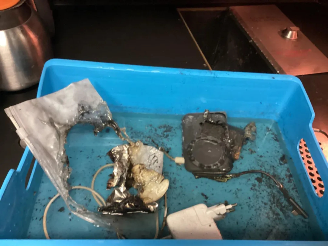 【荷航前CEO坐自家航班，违规使用充电宝还睡着，充电宝爆炸起火！航班已飞行5小时