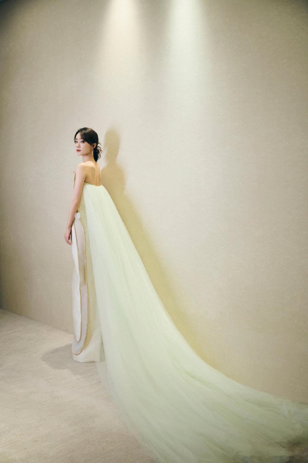 原来张小斐是隐藏的大vocal  浙江卫视跨年晚会 张小斐去年跨年演出大放异彩，