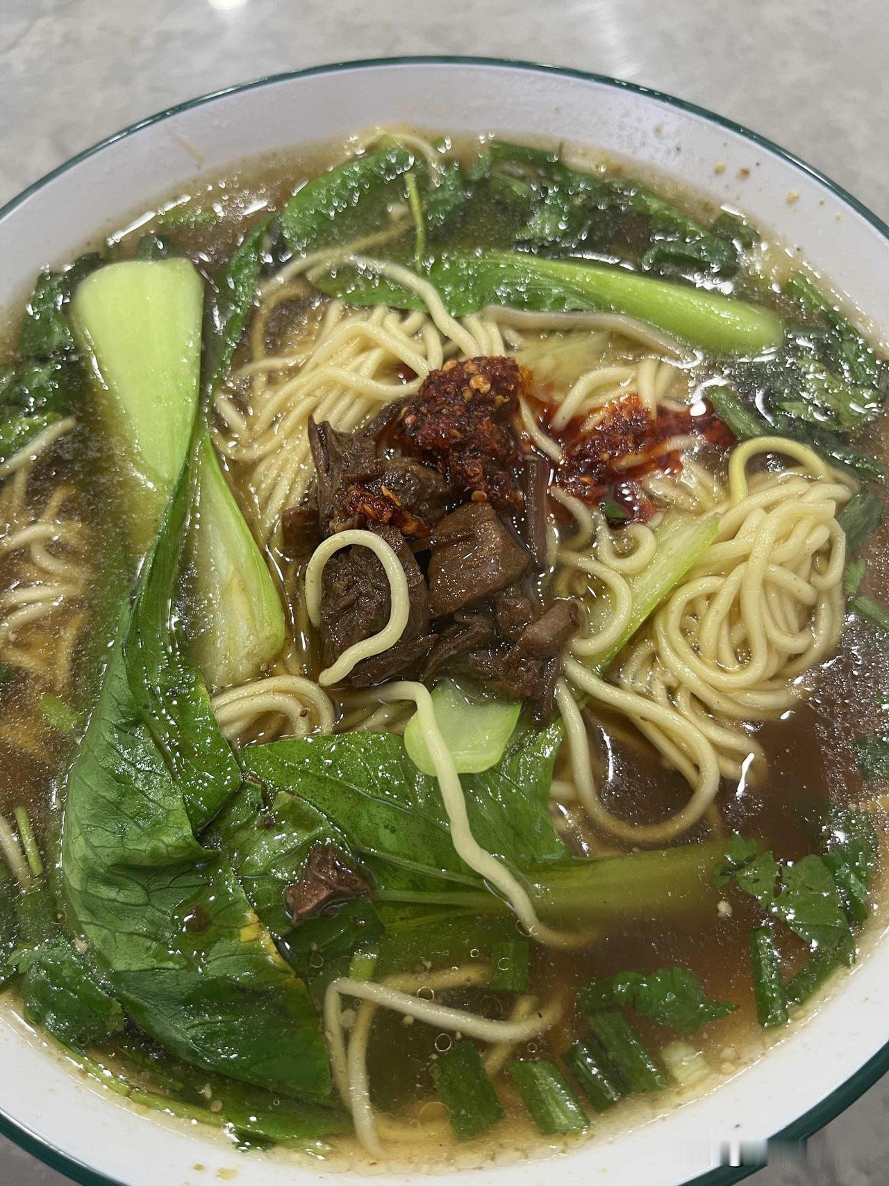 晚上整碗热气腾腾的牛肉面，才10块钱，好吃又得劲！

下午陪媳妇去逛街，转了一大