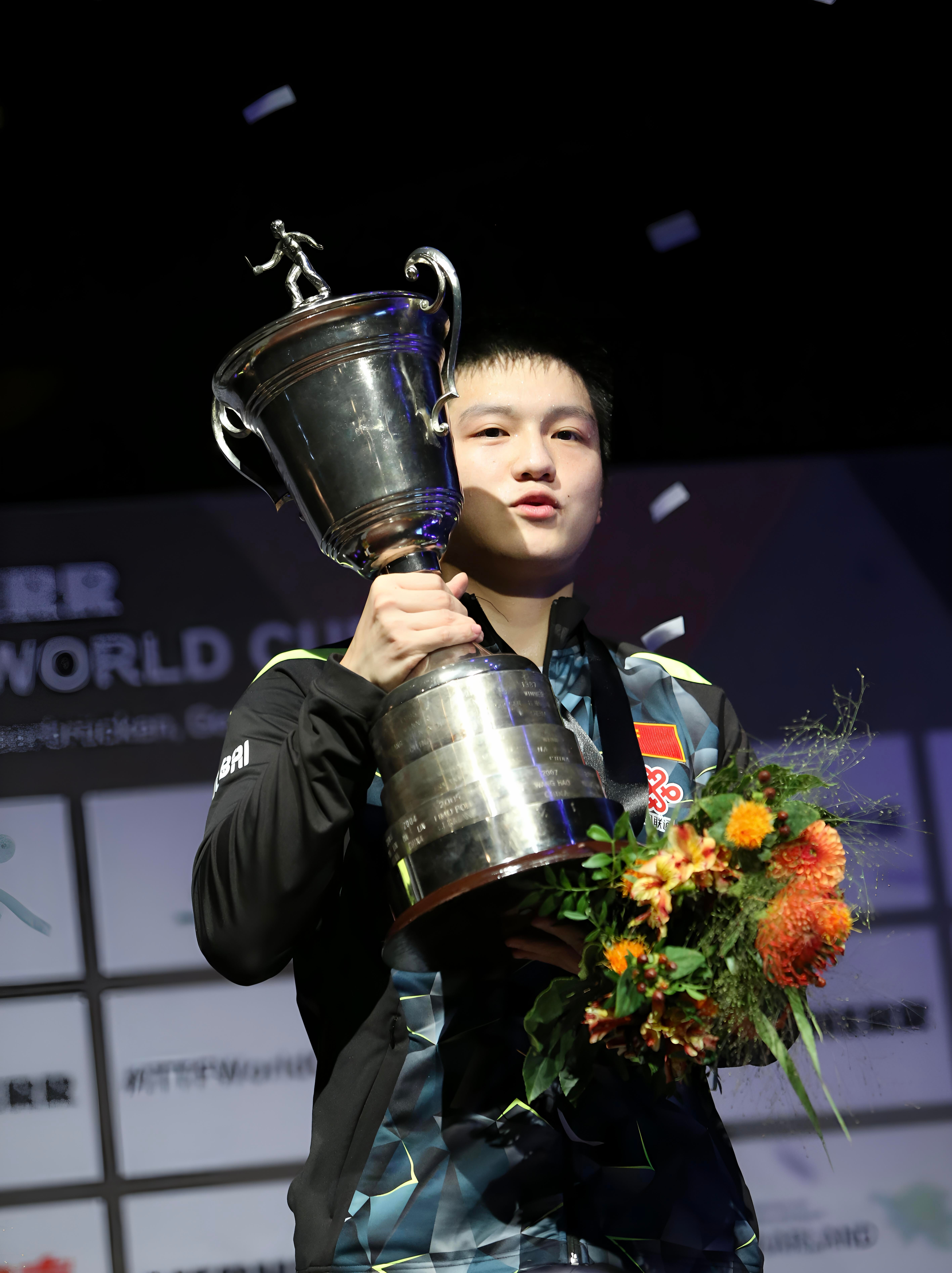 时光无声十年前19岁的樊振东在萨尔布吕肯拿下职业生涯的首个世界杯。［注:2016