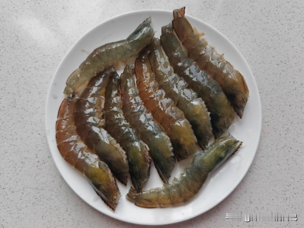 我和老公的晚餐分享～
昨天下午在大超市买了10个海虾，还有苦瓜，晚饭食材就安排好