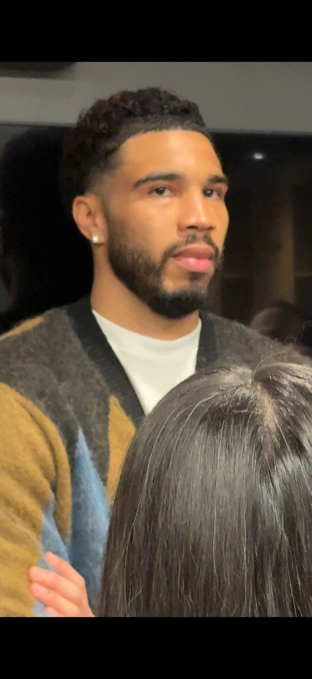 塔图姆在客队更衣室，仍然是老大待遇，最靠近门口的两个联排位置。但毫无疑问，现在的