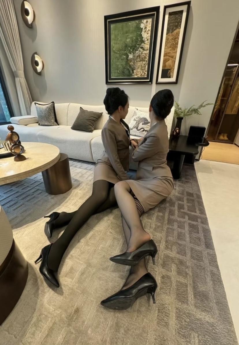 客户：大哥，我家里人可喜欢这套房子了，您这最低能卖多少钱呀？
房主：155万…