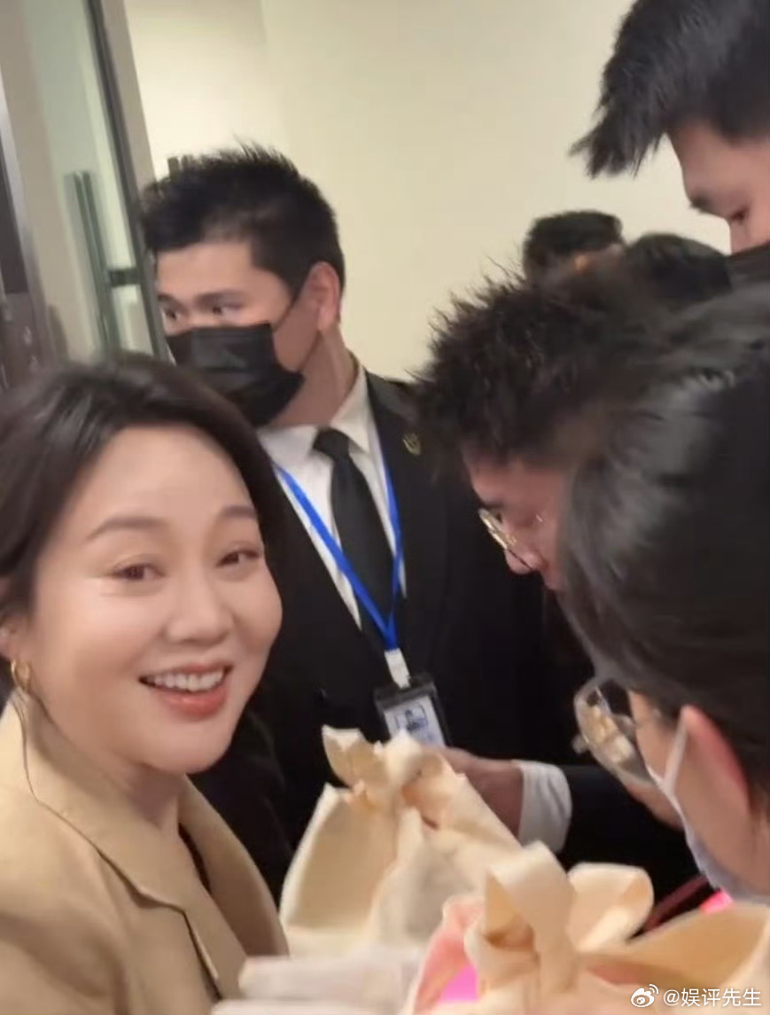 闫妮扫楼微笑招手杀手锏再硬的心看见闫妮微笑都会软谁能拒绝温柔又大方的闫妮，一个微