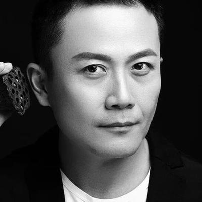 2006年，一男子为凤凰传奇写了一首歌。没想到一听完小样，玲花就把它扔了：“这也