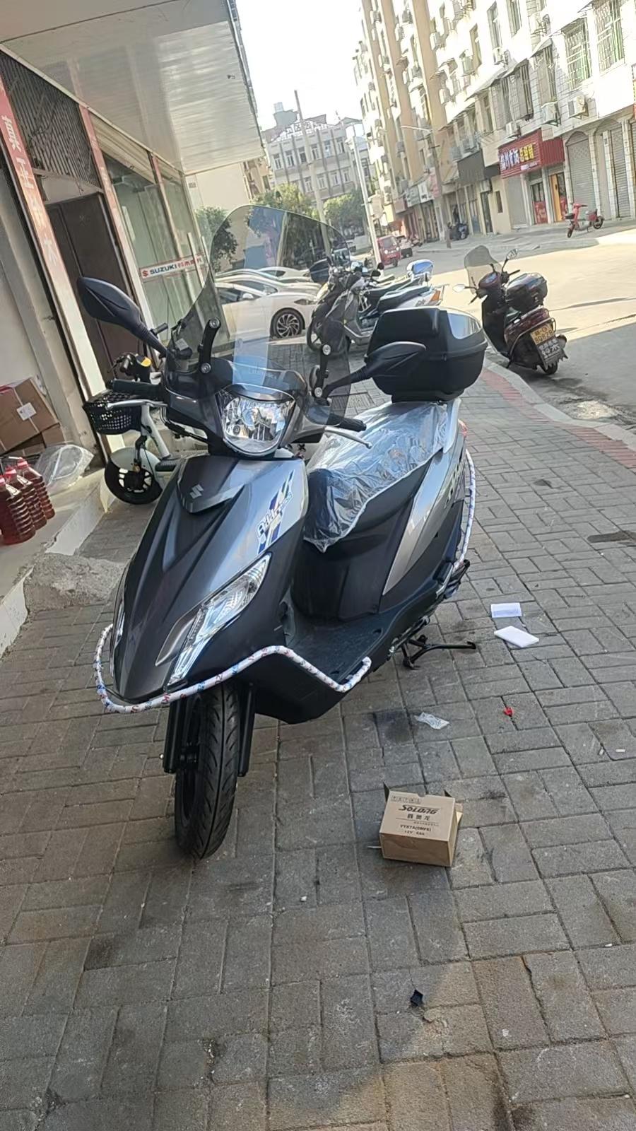 8000元内，又要落地的踏板摩托车。我想来想去，也只有铃木UU踏板摩托车了。
价