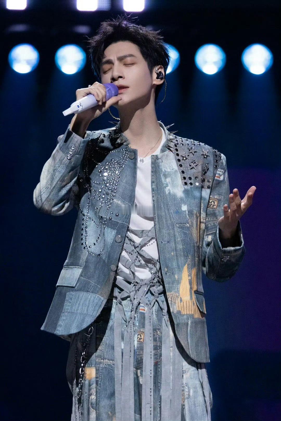 不知道罗云熙在唱什么光看脸了 谁能从他脸上移开视线？冷光拂面，眉目如画，仿佛自带