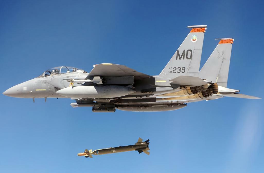 每天认识一件兵器 美国GBU-39小直径炸弹GBU-39小直径炸弹是波音公司研制