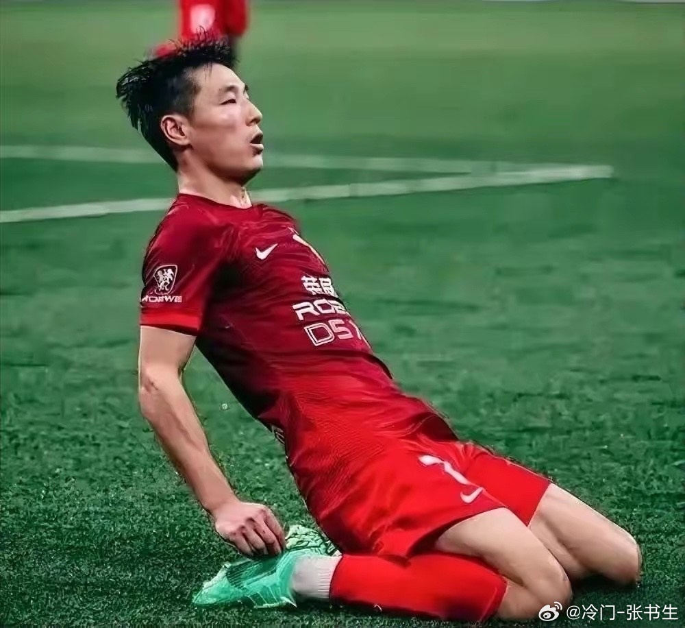 武球王归来！今夜上海海港对阵青岛西海岸，武磊下半场第70分钟替补登场，两连击破门