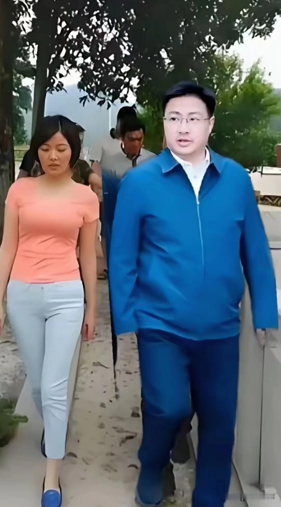 江西万年县这次出名了，县委书记毛奇同志和美女官员李佩霞两人合力把万年县推上了热搜