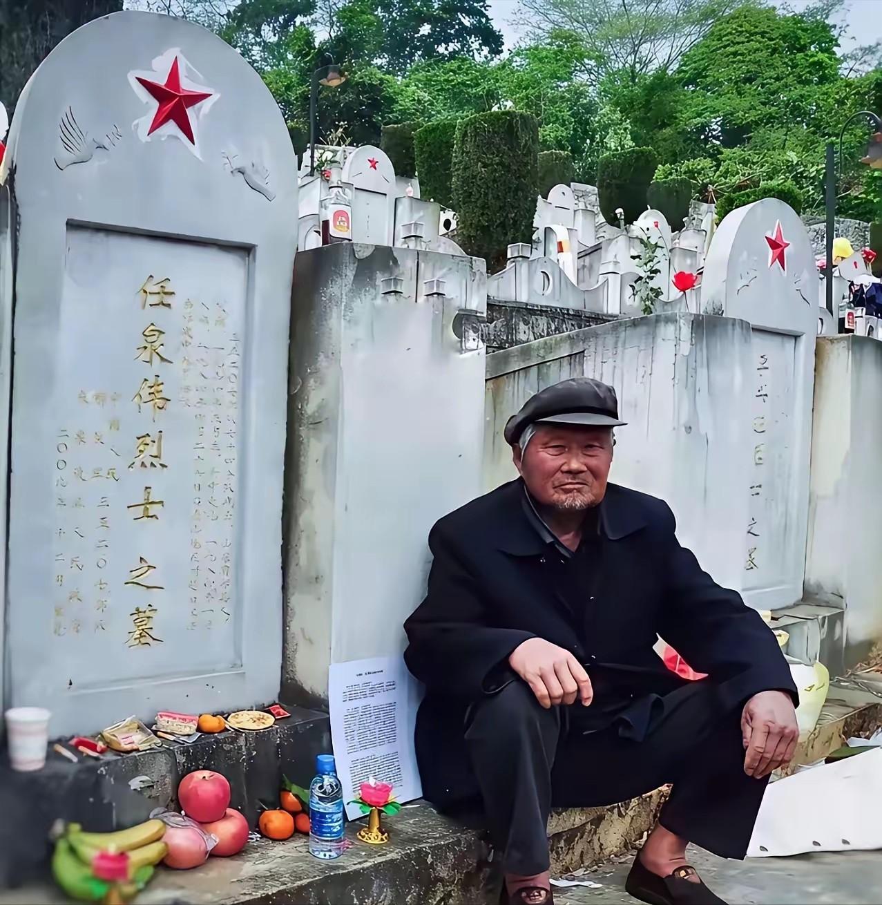 没想到88岁靠捡废品过活的老人，整整攒了34年的钱，才第一次走到牺牲儿子的墓前！