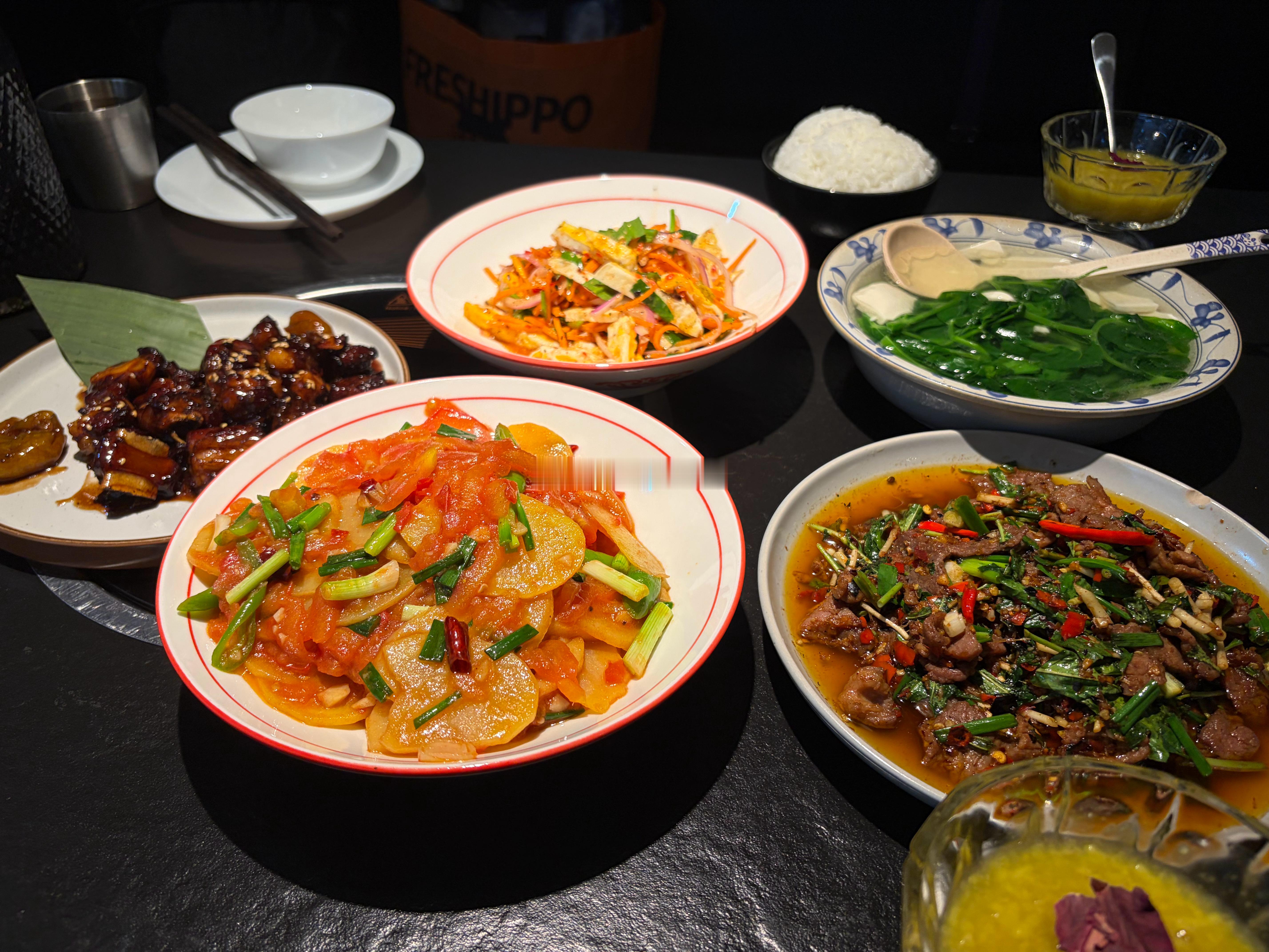 云葵灶·云南民族菜(金鹰购物中心店)佐料牛肉好吃，排骨好吃，别的一般 