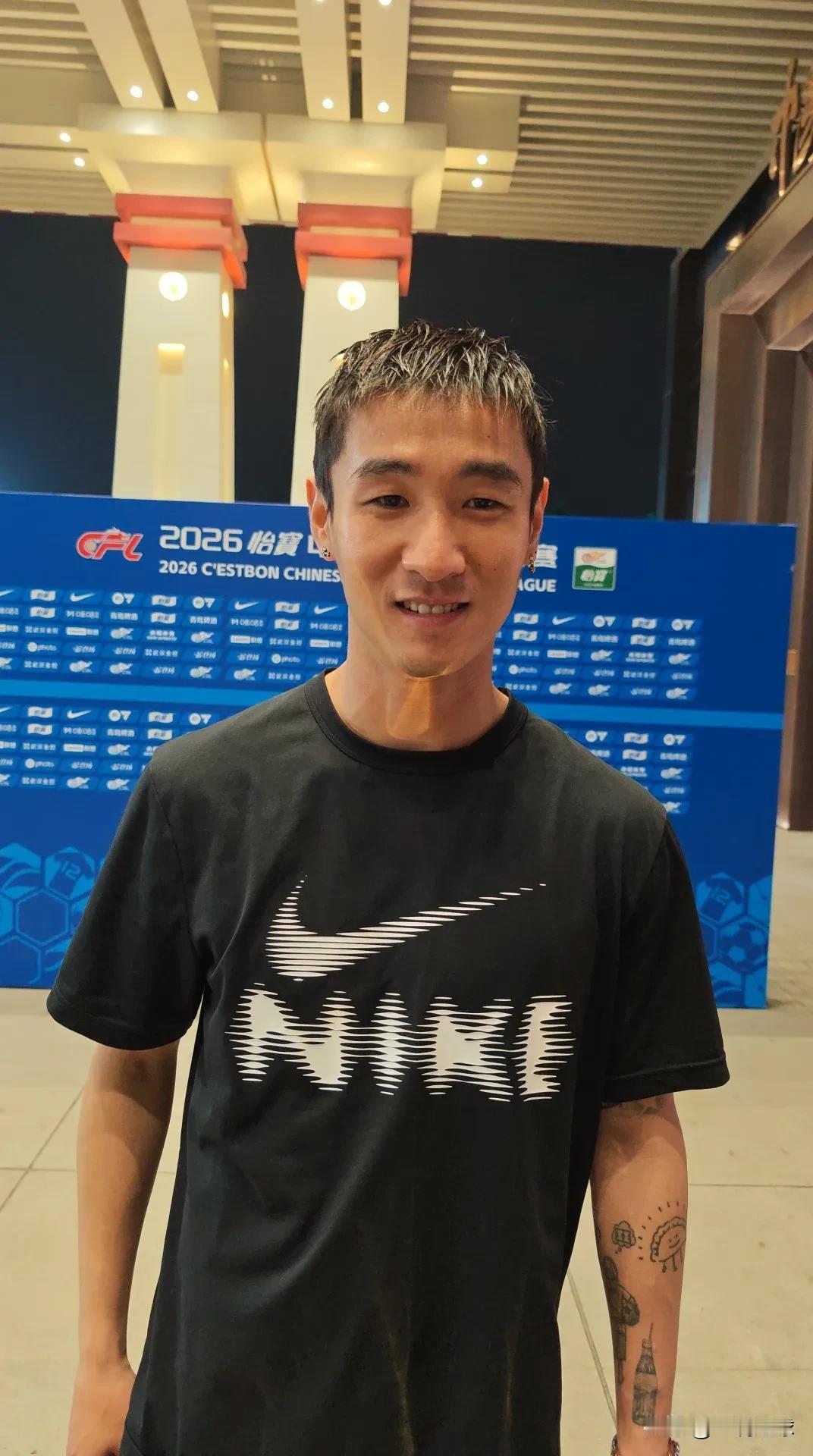 韦世豪，场上是真的敢骂，场下倒是挺和蔼。

真是一名让人又爱又恨的球员。好好踢球