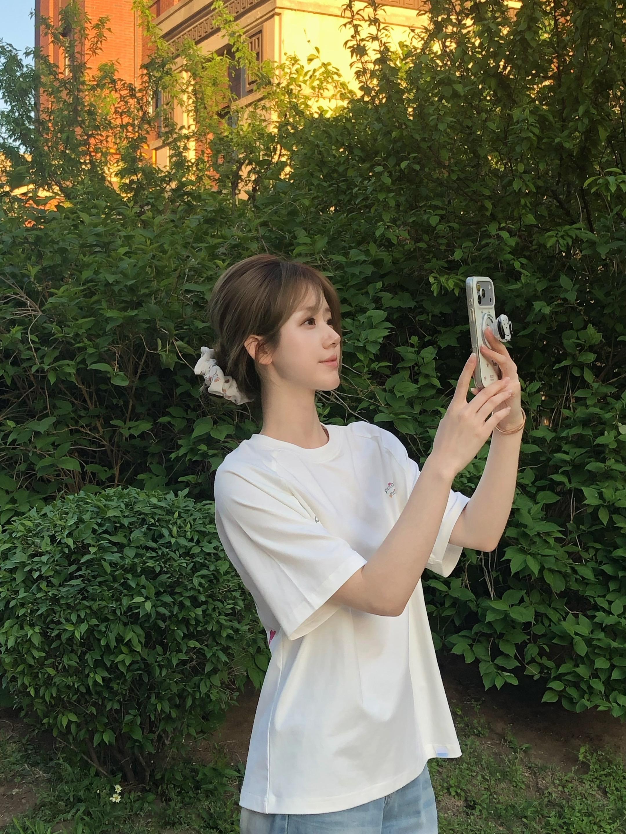 墙角开了一朵小花