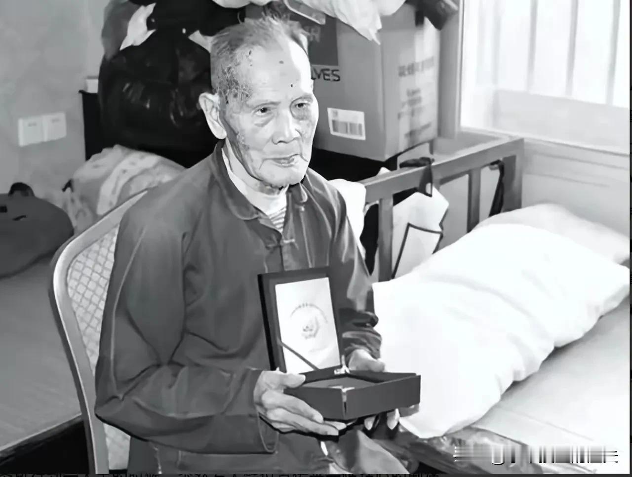 1941年，少尉icon排长深夜，潜伏在水中，到长江icon布雷icon，突然左