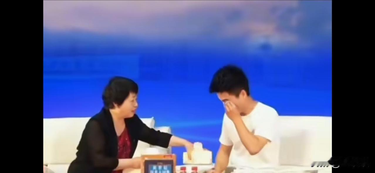 董宇辉，哭了！

8月31日，毕业十年后，董宇辉回母校西安外国语大学参加座谈会。