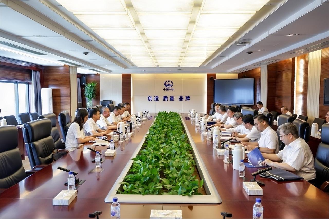 8月5日，中国中铁总裁、党委副书记赵佃龙会见来访的中国铁设集团党委书记、董事长方