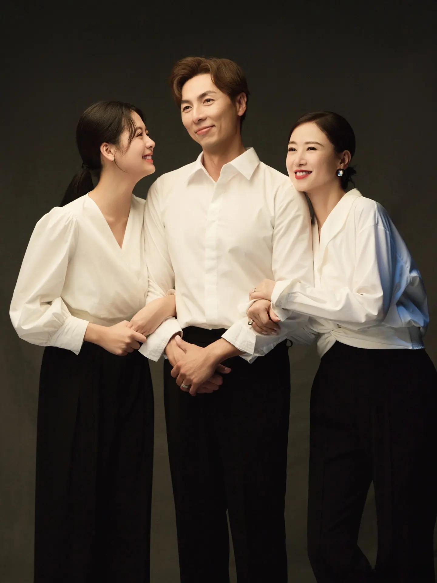翁虹晒一家三口合照，老公帅气女儿漂亮，真是人生赢家啊 ​​​