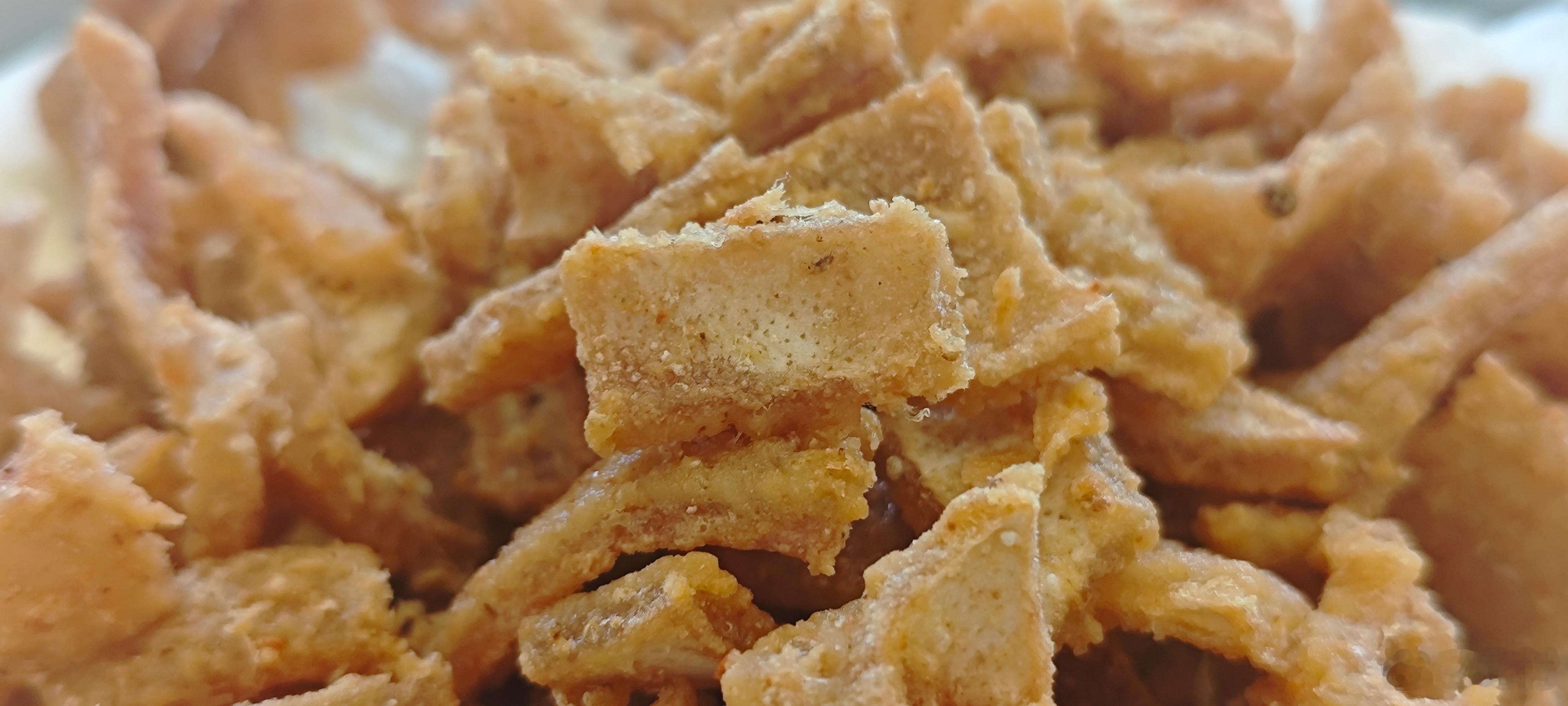 做了一个云南傣味炸猪皮。蘸云南腌菜膏和拉祜糊辣子。可惜成品猪皮肥肉部分剔得太薄了