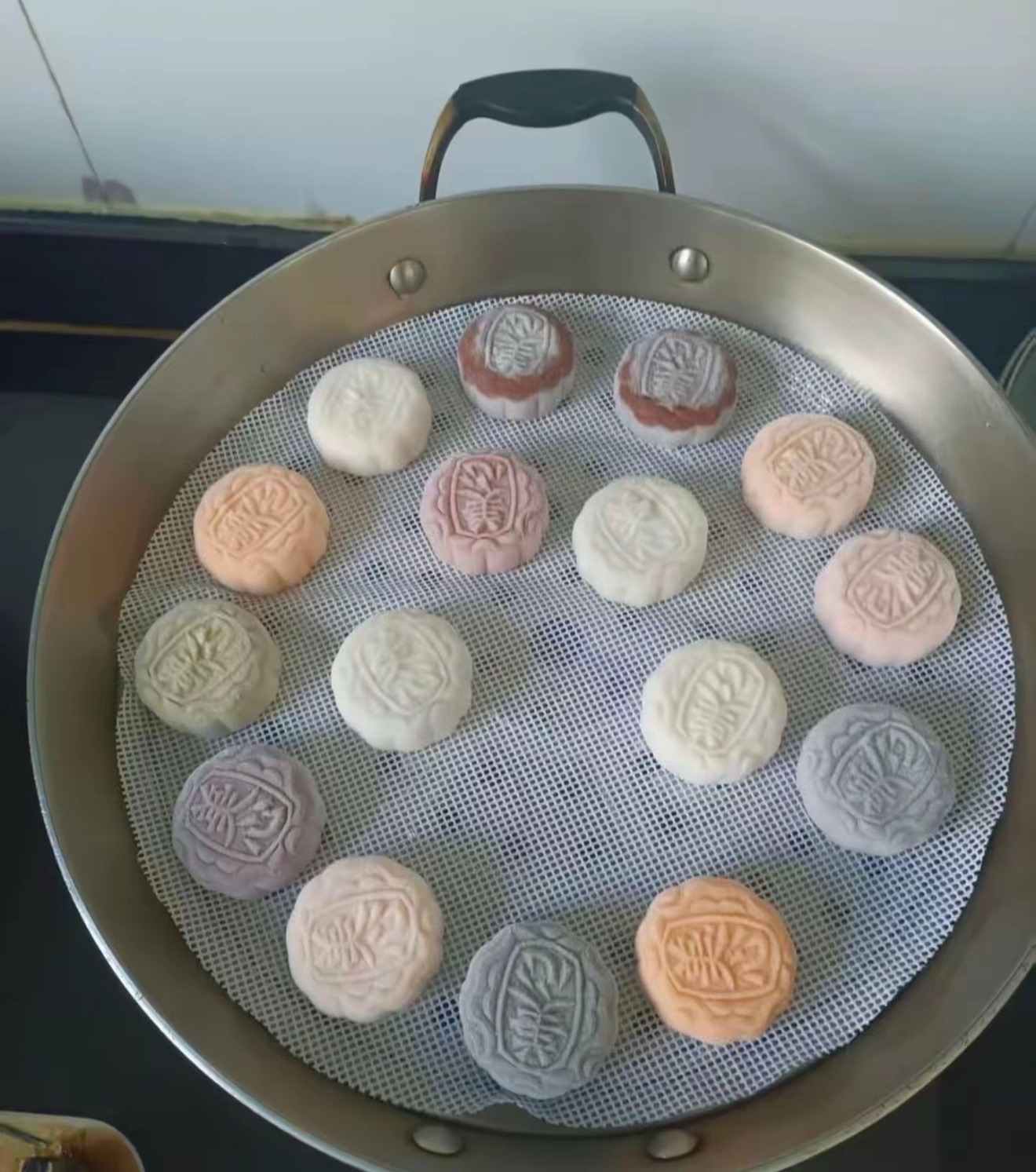 女子自己做月饼做成了门把手 第一次做冰皮月饼，模具出来非常完美，好好的月饼被放进
