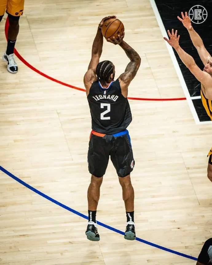 莱纳德场场被面包夹还能从容得分和助攻

快船战胜东部第三尼克斯，莱纳德场场被包夹